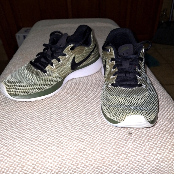 A pair of Nike tanjun racers. They are womens size 6.5. EUC - Picture 1 of 13